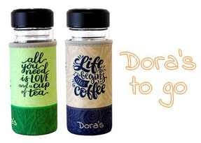 Dora’s Glasbecher mit Neoprenhülle ist für Kaffee und Tee to go